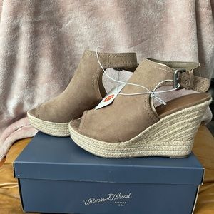 universal thread women’s wedges size 7.5